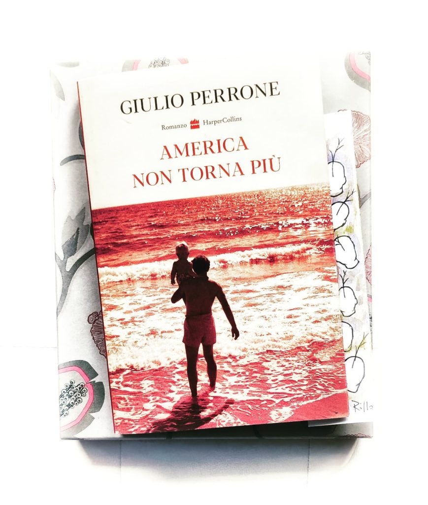 America non torna più è il nuovo romanzo di Giulio Perrone, edito dalla  HaperCollins nel 2021, presentato da Elisabetta Mondello quale proposta  degli Amici della domenica al Premio Strega 2022 - ImpresInforma